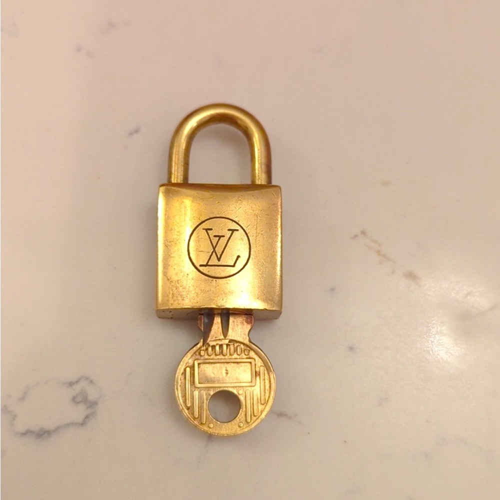 LOUIS VUITTON lock and key 🔐 #225 LV - Picture 3 of 4
